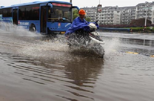 男人梦见下雨发洪水预示什么 男人梦见下雨发洪水有什么征兆