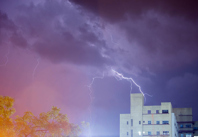 梦见打雷下大雨是什么意思 梦见打雷下大雨有什么预兆